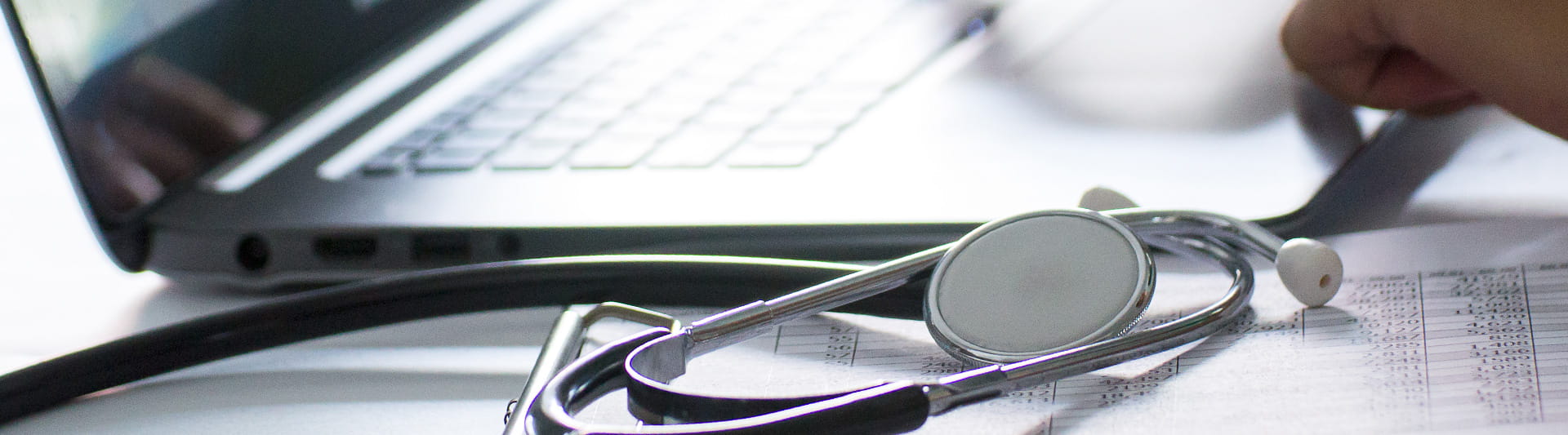bg-stethoscope-and-laptop